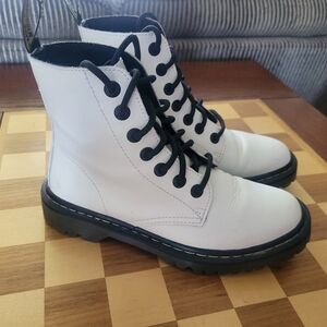 Women's sz 6 / girl's sz 4.5 Dr. Marten 1460 Smooth Leather lace up boots